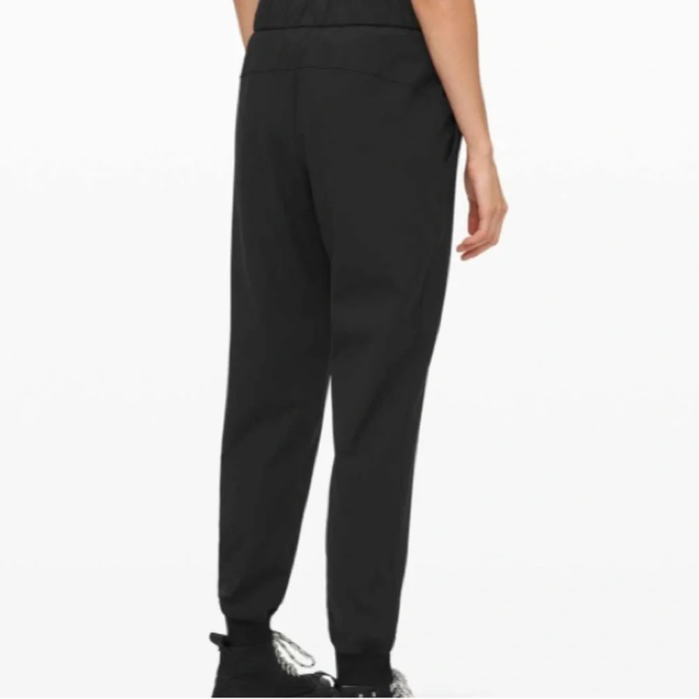 Lululemon Black On the Fly Jogger *Luxtreme Size 4, 28” Inseam